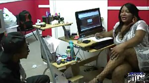 La brune Lucie Cline sexe et video gratuit baise dans le fauteuil avec sa petite